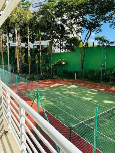 a tennis court with a net on a court at Blu Flat Prime Verbo Divino in São Paulo