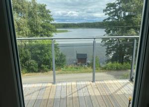 Blick auf einen See aus einem Fenster in der Unterkunft Mälarvilla in Strängnäs + 4 Fotos