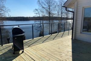 eine Terrasse mit Blick auf ein Gewässer in der Unterkunft Mälarvilla in Strängnäs