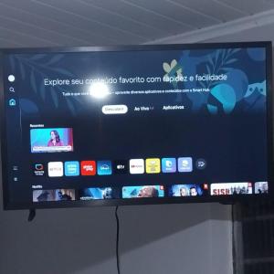 a flat screen tv with a website on a wall at Small and cozy in Ijuí
