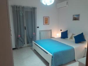 a bedroom with a large bed with blue sheets at Vacanze da Paola in Campomarino