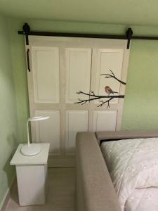 a bedroom with a bed and a bird on a branch at B&B Verde Pastello in Pianopoli