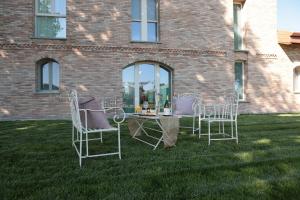 a group of chairs and a table in the grass at Agriturismo Ca' Brusca in Due Maestà