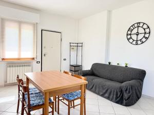 a living room with a table and a couch at C019 - Camerano, ampio trilocale con WiFi in Camerano