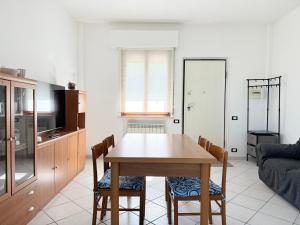 a kitchen and dining room with a table and chairs at C019 - Camerano, ampio trilocale con WiFi in Camerano