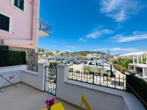 ein Balkon mit Blick auf einen Parkplatz in der Unterkunft Marea - Immobilevante in Ponza