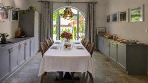 a dining room with a table in a kitchen at Dworek Akacja in Janowiec
