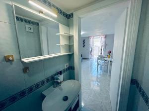 ein Badezimmer mit Waschbecken und Spiegel in der Unterkunft Marea - Immobilevante in Ponza + 65 Fotos