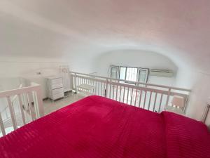 ein Schlafzimmer mit einem Bett mit einer roten Decke in der Unterkunft Marea - Immobilevante in Ponza
