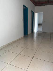 an empty room with white walls and a tile floor at Maria imóveis in Trindade