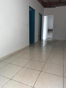 an empty room with white walls and a tile floor at Maria imóveis in Trindade