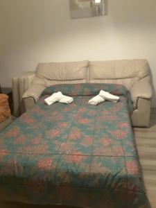 A bed or beds in a room at Ático con terraza en la Jota