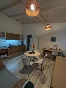 a kitchen and dining room with a table and chairs at 1991HospedajeD3 in Ensenada