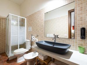 a bathroom with a black sink and a toilet at A Lumia in Noto