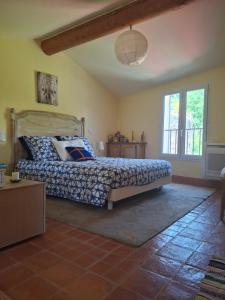 a bedroom with a bed and a window at Casa Doudou in Bédoin