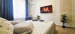 a room with two beds and a fire in the wall at Single room Perfect for single or couples! in Chiajna