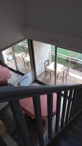 a balcony with a view of a table and chairs at Appartement T2 face au golf in Buzet-sur-Tarn +26 photos