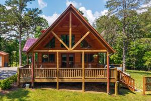 a large log cabin with a large deck at Gentle Ben's Chalet in Murphy