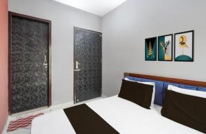 a bedroom with a bed and two windows at Park's Hotel Mbd in Morādābād