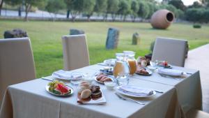 ein weißer Tisch mit Tellern voller Essen darauf in der Unterkunft Agriresort Terradome in 