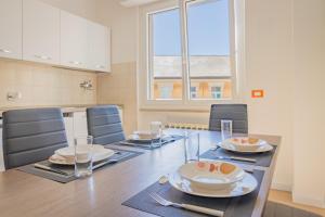 a dining room with a table and chairs and a window at Psalm 23 in Savona +34 photos