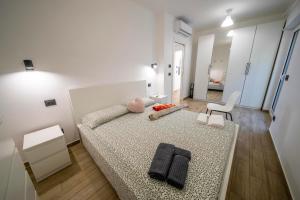 a room with a bed and a table with towels on it at Caliante in Piraino
