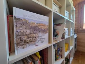 a book shelf with a picture of a city at La Baita Del Bosco in Albano di Lucania