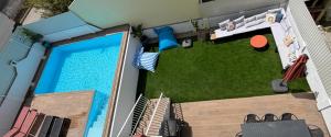 an overhead view of a backyard with a swimming pool at Moradia com escada, Jardim e piscina, 3Kms Praia in Almada