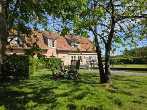 a picnic table in the yard of a house at B & B Victors Hof, met zwemvijver en leuke diertjes in Lievegem +36 photos