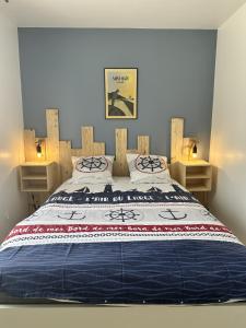 a bedroom with a large bed in a room at Résidence Fort de l'Eve - T2 à 380m plage M Hulot et commerces - St Marc sur Mer idéal famille proche La Baule P0rnichet avec parking privé in Saint-Nazaire
