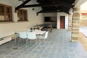 Μια τηλεόραση ή/και κέντρο ψυχαγωγίας στο Alojamento Rural de Sendim da Serra