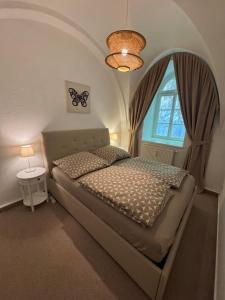 a bedroom with a bed and a window at Gipfelglück Sebnitz Apartment in Sebnitz