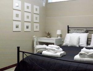 een slaapkamer met een bed met handdoeken erop bij Domus Tua in Pietrelcina