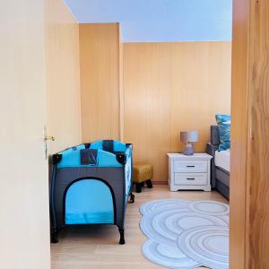 a bedroom with a blue desk and a bed at Chalet Mountain Lodge in Kandersteg