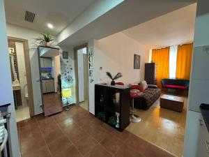 ein Wohnzimmer mit Sofa und Tisch in der Unterkunft FabiRooms in Bukarest