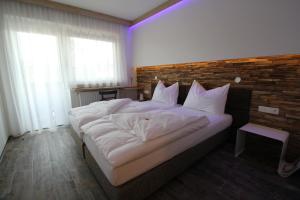 Łóżko lub łóżka w pokoju w obiekcie Burg Rooms - 24h Self-Check-in