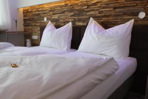 Łóżko lub łóżka w pokoju w obiekcie Burg Rooms - 24h Self-Check-in
