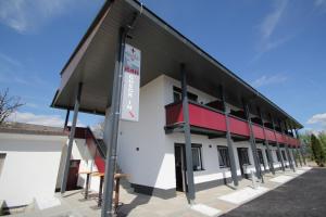 Budynek, w którym mieści się motel