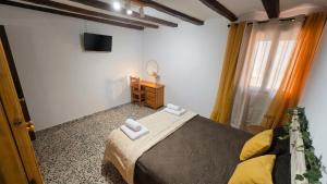 a bedroom with a bed with two towels on it at Albergue La Cuba in La Cuba