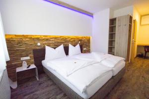 Łóżko lub łóżka w pokoju w obiekcie Burg Rooms - 24h Self-Check-in