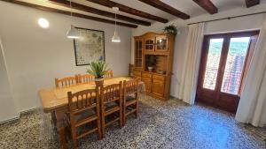 a dining room with a wooden table and chairs at Albergue La Cuba in La Cuba