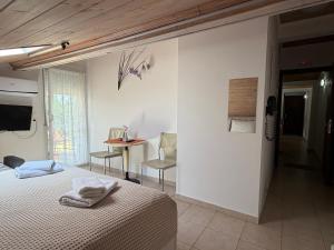 ein Schlafzimmer mit einem Bett, einem Tisch und Stühlen in der Unterkunft Orange House in Keramotí
