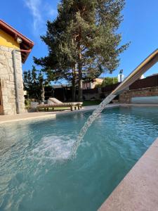 basen z fontanną w obiekcie Hotel Rural La Viña - Only Adults w mieście San Rafael