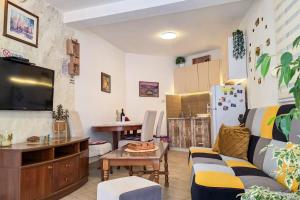 a living room with a couch and a table at Apartman Darija 3 in Gornji Orahovac