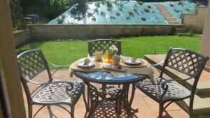 a table and chairs with a table and a fountain at Dimora Lo Zizzolo - Casa vacanze indipendente vicino Pontedera in Pontedera