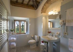 a bathroom with a sink, toilet and bathtub at Hotel Belvedere Di San Leonino in Castellina in Chianti