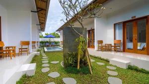 a garden in the middle of a house at Royal Crown Villas in Ungasan