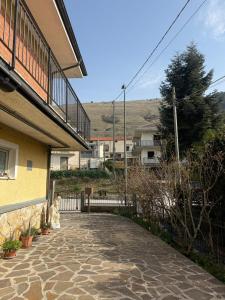 a walkway outside of a house with a balcony at La mansarda in Miranda