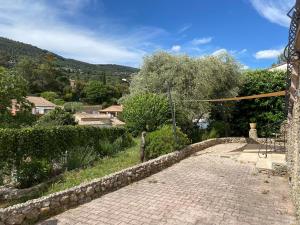 a stone walkway leading up to a house at Spacieux 2 pièces, au calme in Le Tignet