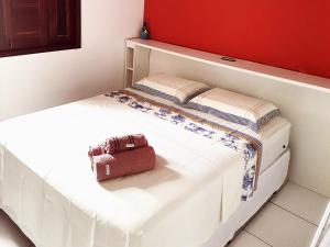 a small white bed with a purse sitting on it at Casas Bela da Chapada in Lençóis